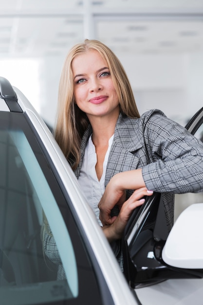 Mujer posando para la cámara de tiro medio