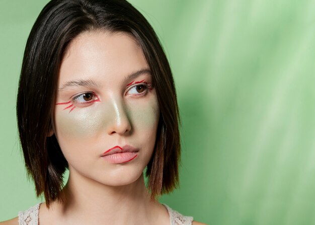 Mujer posando con cara pintada