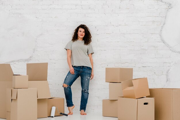 Mujer posando cerca de cajas