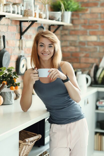 Mujer posando en la cocina