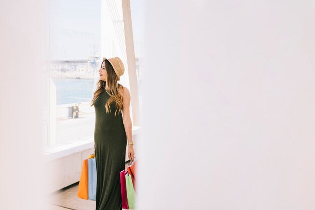 Mujer posando durante las compras