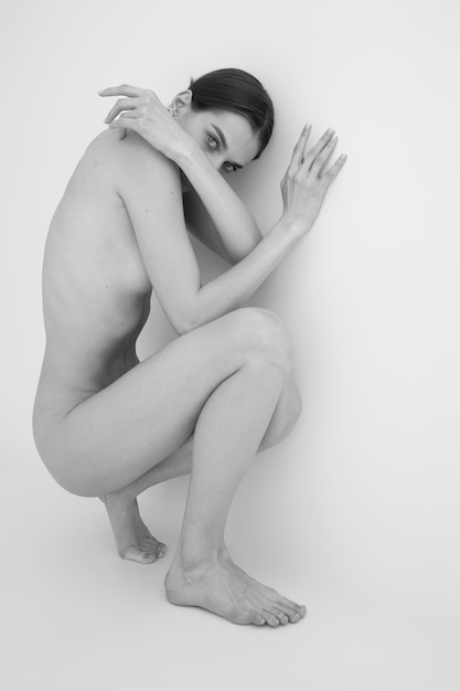 Mujer posando desnudez en blanco y negro tiro completo