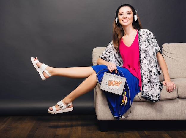 Mujer posando con elegante calzado moda de verano y bolso