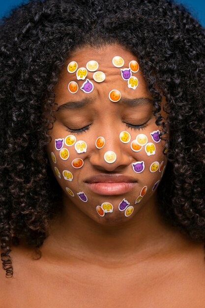 Mujer posando con emojis en la vista frontal de la cara