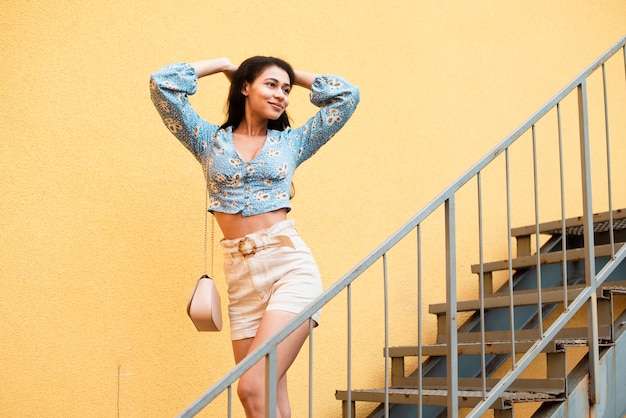 Mujer posando en las escaleras