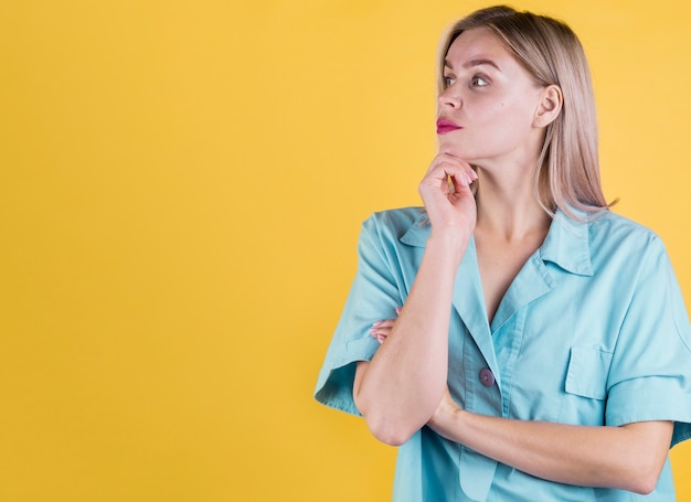 Mujer posando con espacio de copia