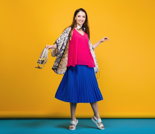 Mujer posando en estilo de moda de verano y colorido bolso