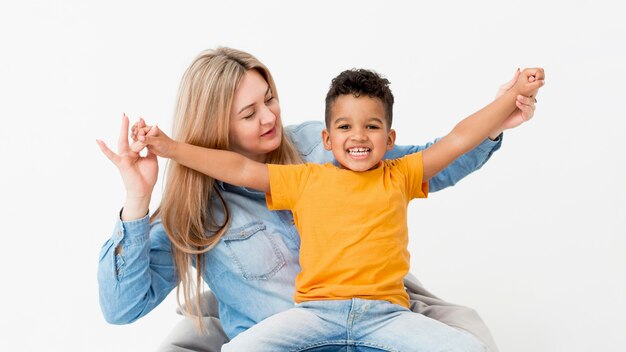 Mujer posando con feliz joven