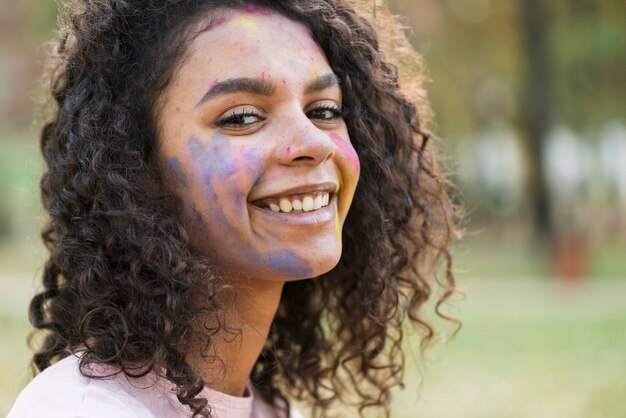 Mujer posando en el festival holi con hermosa sonrisa