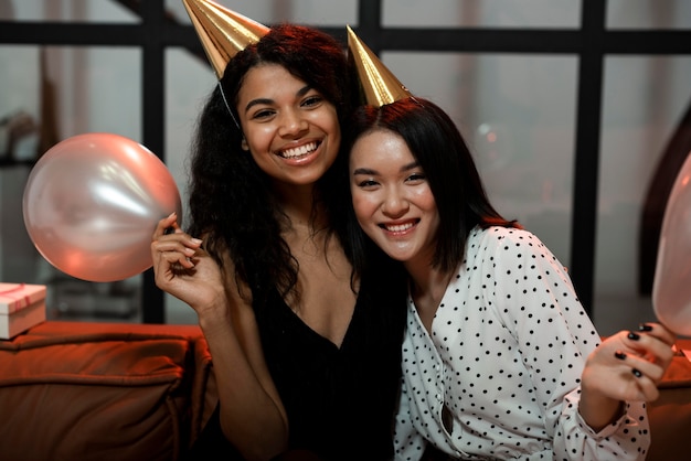 Mujer posando en la fiesta de fin de año