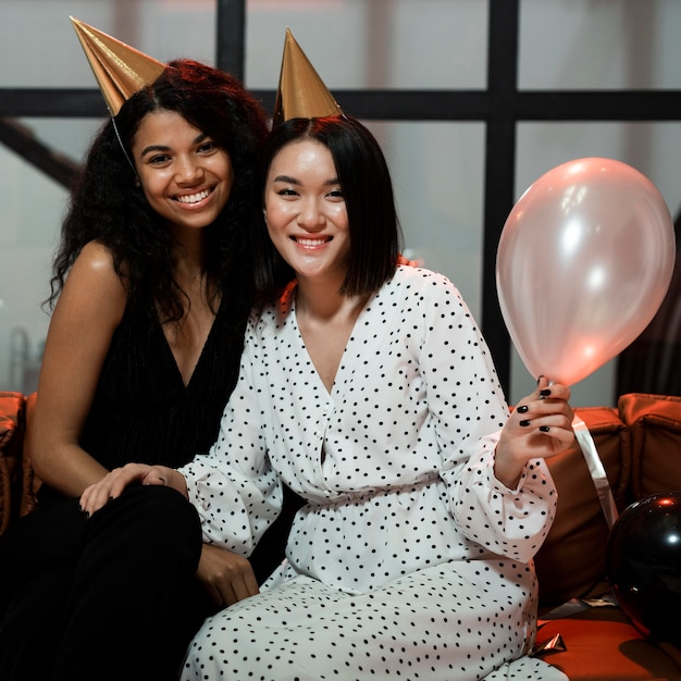 Mujer posando en la fiesta de fin de año