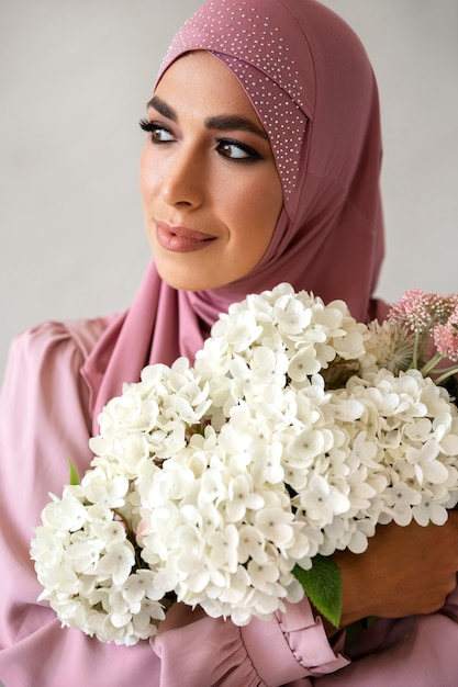 Mujer posando con flores plano medio