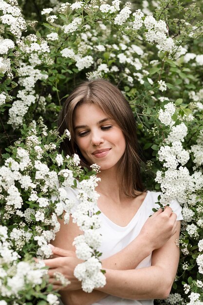 Mujer posando en flores