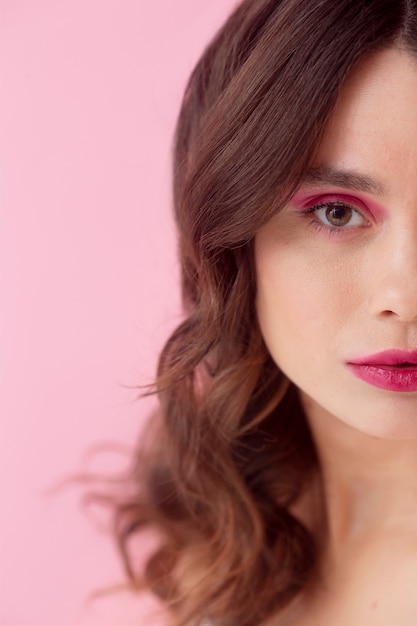 Mujer posando con fondo rosa de cerca