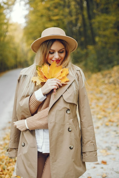 Mujer posando para una foto en el parque de otoño