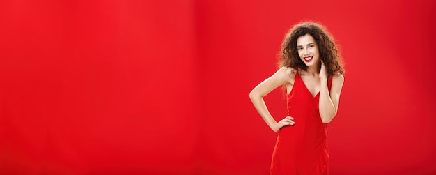 Foto gratuita mujer posando frente a su novio con un vestido nuevo y elegante listo para salir a cenar en un restaurante romántico