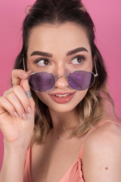 Foto gratuita mujer posando con gafas moradas