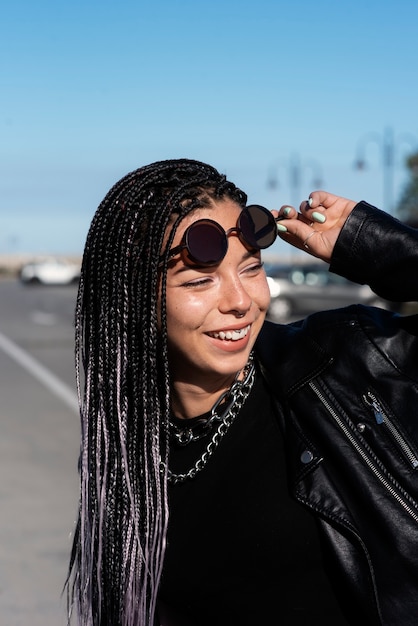 Foto gratuita mujer posando con gafas de sol tiro medio