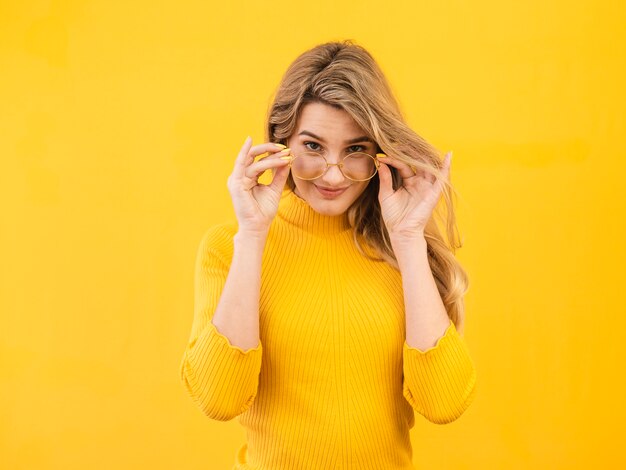 Mujer posando con gafas