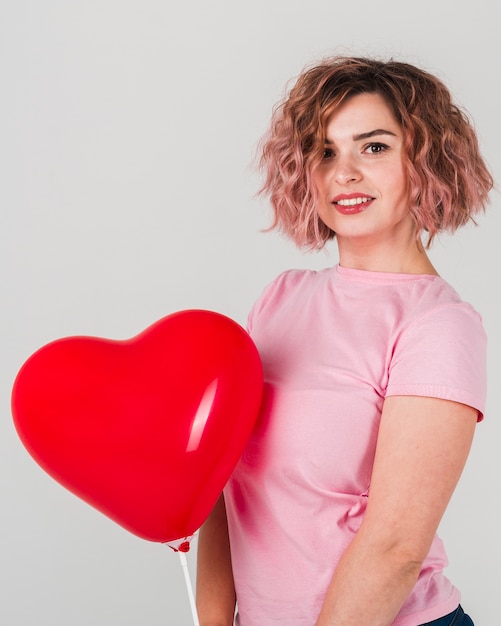 Mujer posando con globo para el día de San Valentín