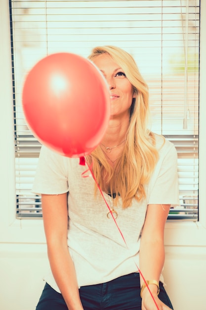 Mujer posando con globo