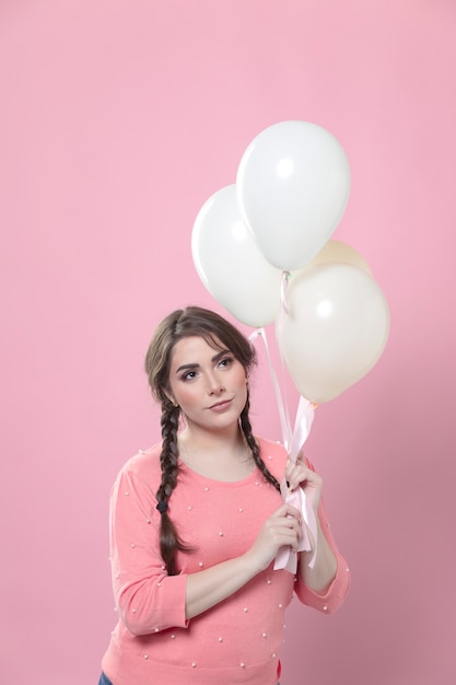 Foto gratuita mujer posando con globos y copia espacio