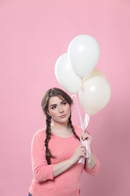 Mujer posando con globos y copia espacio