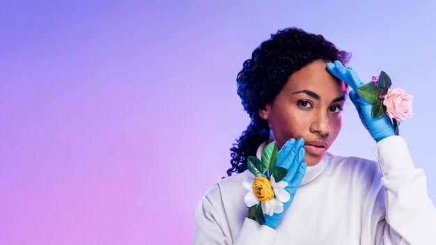 Mujer posando con guantes florales y espacio de copia