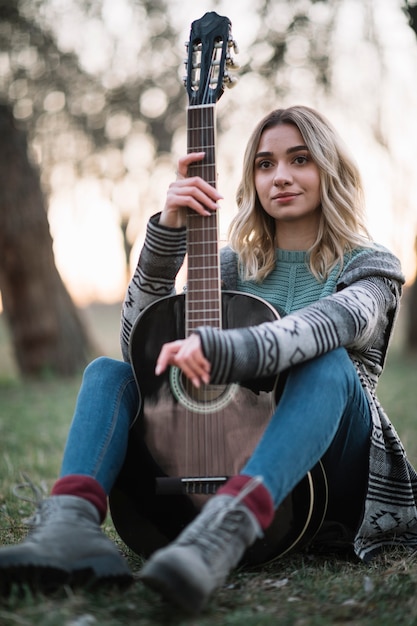 Foto gratuita mujer posando con guitarra