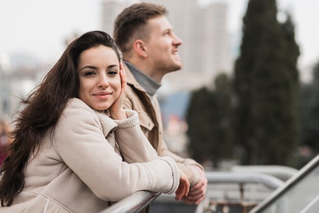 Mujer posando con hombre al aire libre