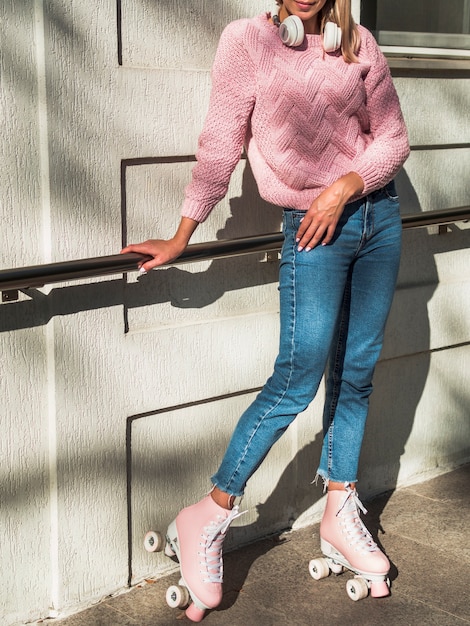 Mujer posando de lado en jeans y patines