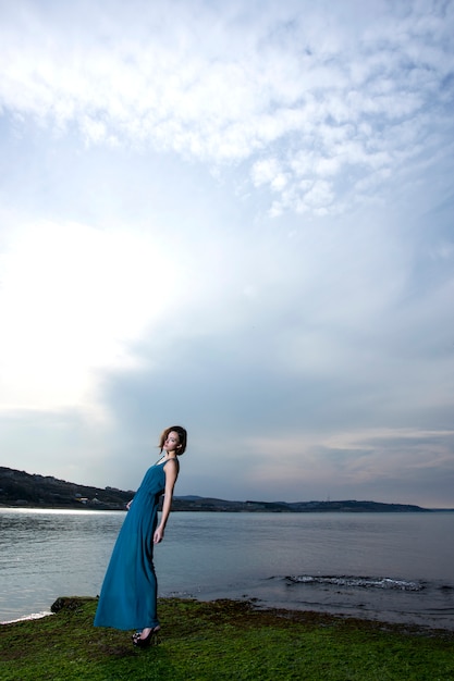 Mujer posando en el lago