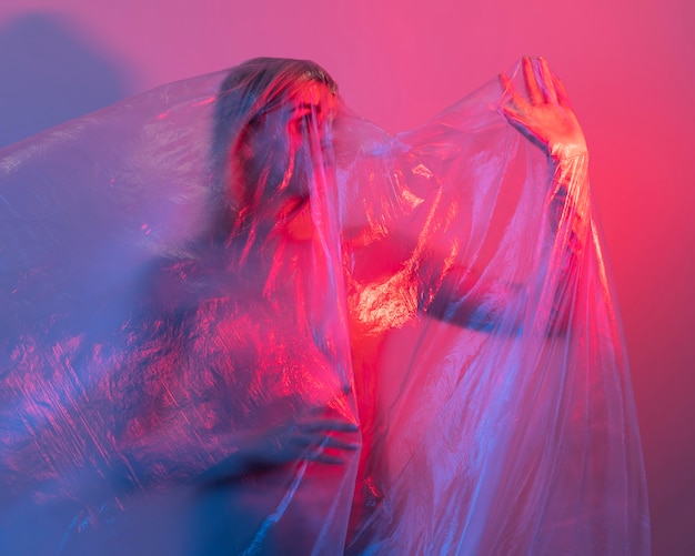 Mujer posando con lámina de plástico