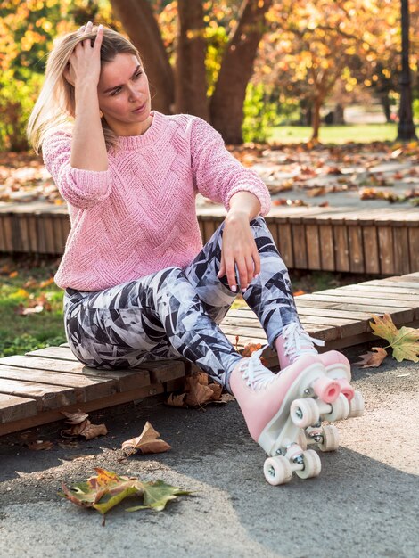 Mujer posando en leggins y patines