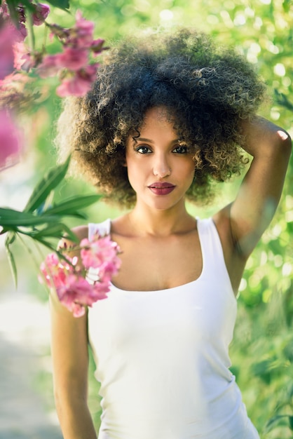 Mujer posando con una mano en el pelo