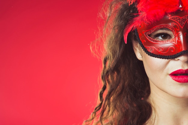 Mujer posando en máscara roja