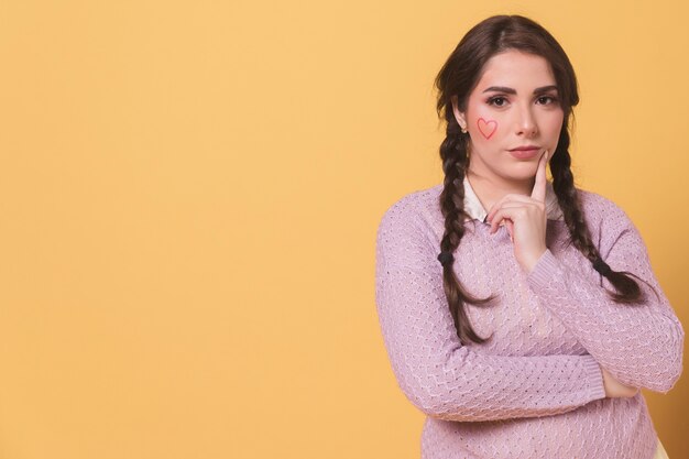 Mujer posando mientras piensa con espacio de copia