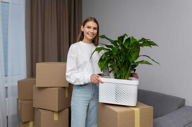 Mujer posando mientras sostiene una caja de pertenencias