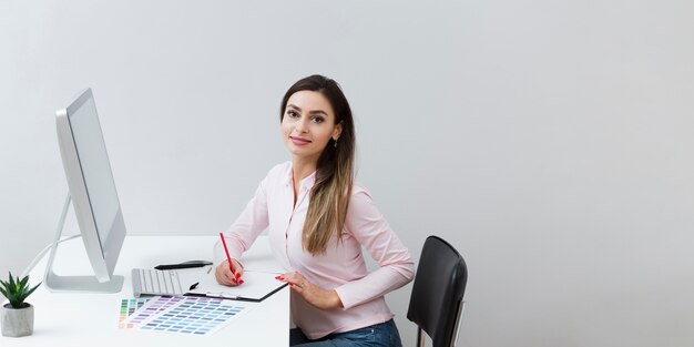 Mujer posando mientras trabajaba en la computadora