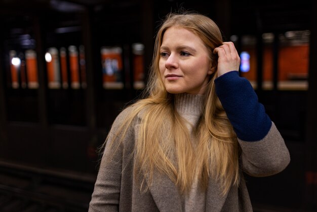 Mujer posando mientras viaja en el metro de la ciudad
