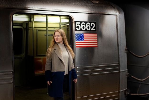 Mujer posando mientras viaja en el metro de la ciudad