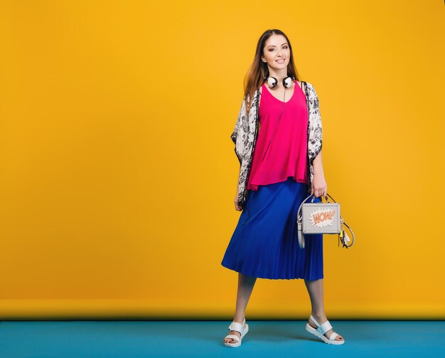 Mujer posando en moda de verano con estilo y estado de ánimo colorido bolso