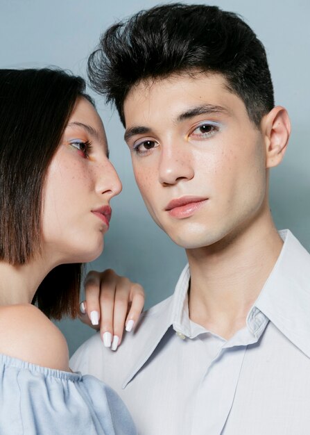 Mujer posando con modelo masculino