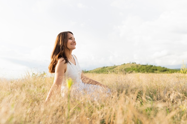 Mujer posando en la naturaleza con hierba