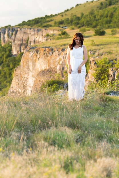 Mujer posando en la naturaleza con montañas