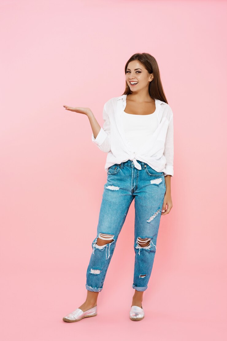 Foto gratuito mujer posando en pared rosa con la mano derecha en el aire