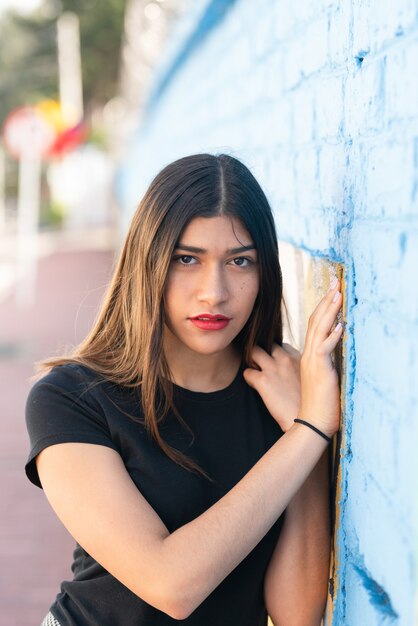 Mujer posando en la pared