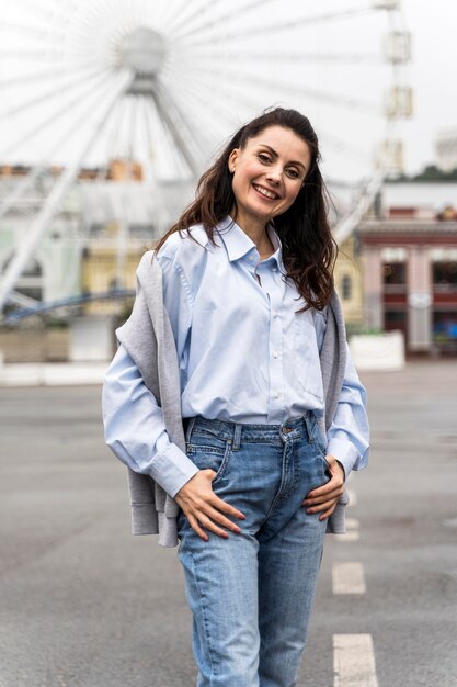 Mujer posando en un parque de atracciones