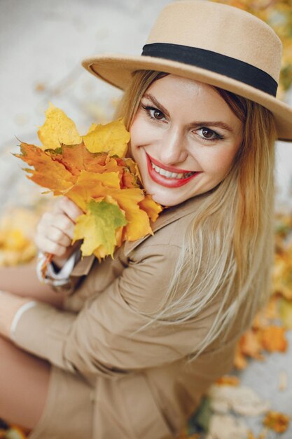 Mujer posando en el parque otoño