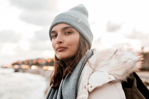 Mujer posando en la playa durante un viaje por carretera